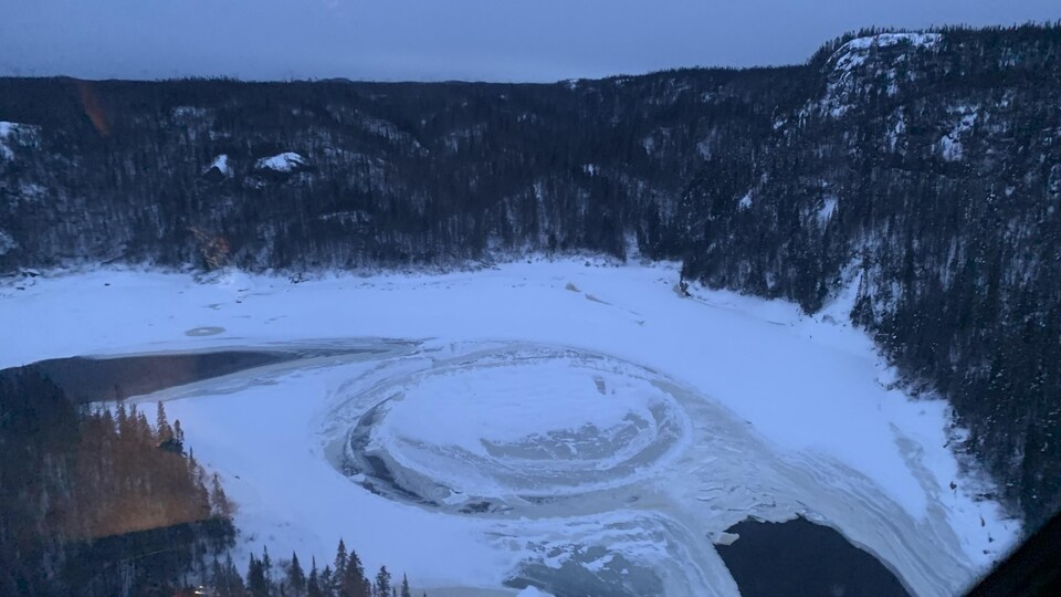 Le cercle de glace sur la rivière Moisie déformé et recouvert de neige.