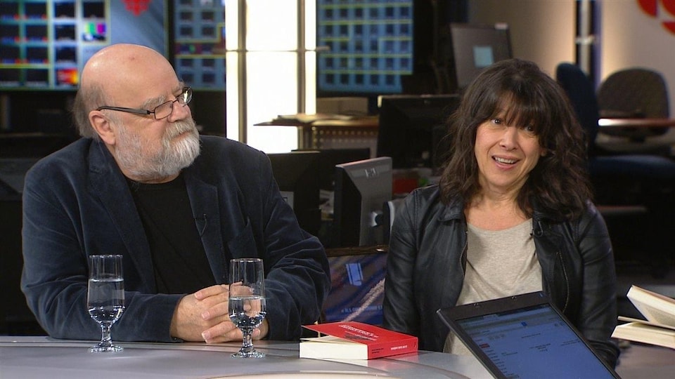 Serge Bouchard et Marie-Christine Lévesque répondent aux questions d'un animateur à Radio-Canada.