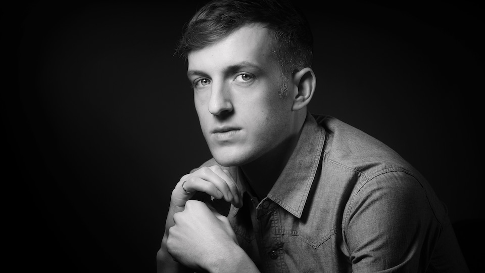 L'auteur et sociologue Édouard Louis pose devant l'objectif du photographe Joël Saget à Paris, en janvier 2016.