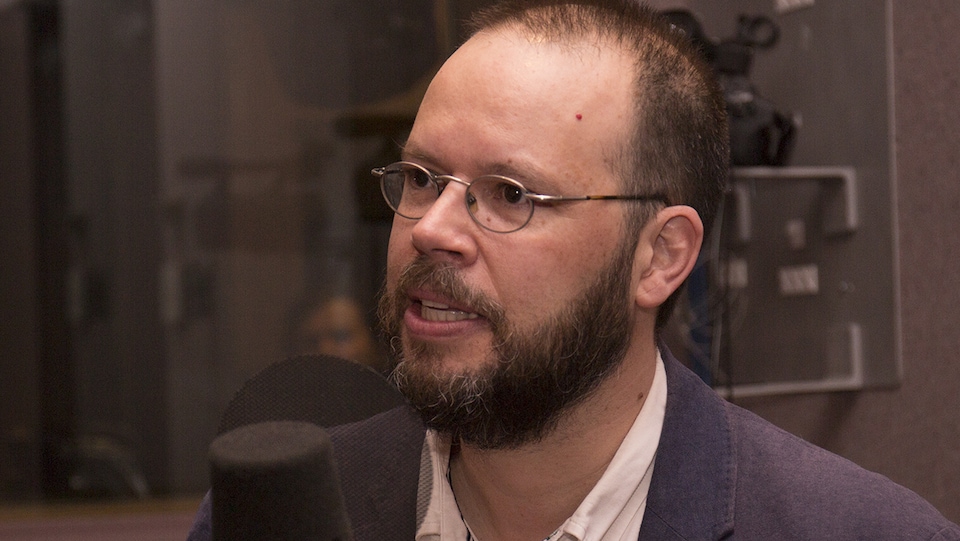 Mathieu Bélisle au studio 30 de Radio-Canada, à Montréal, le 25 janvier 2018