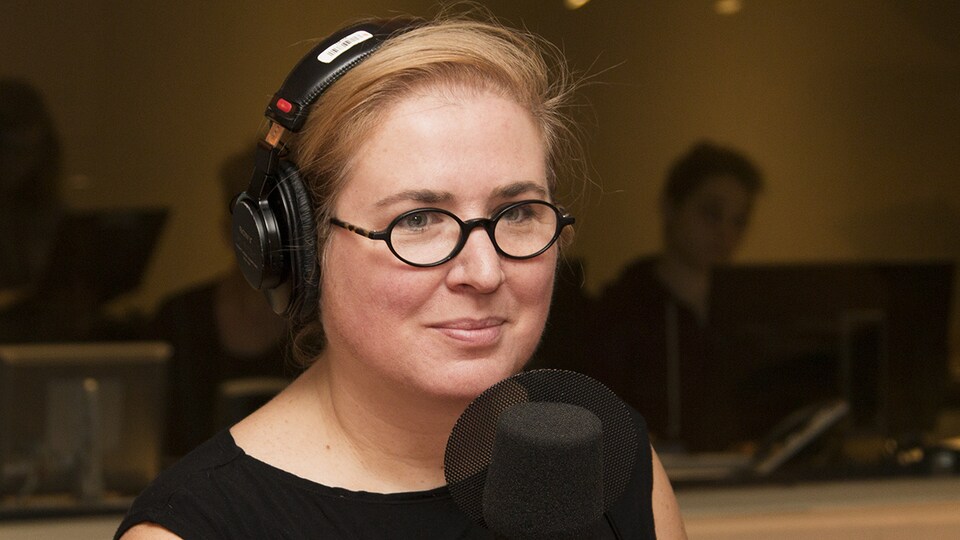 Nadia Seraiocco au studio 18 de Radio-Canada, à Montréal, le 25 septembre 2017