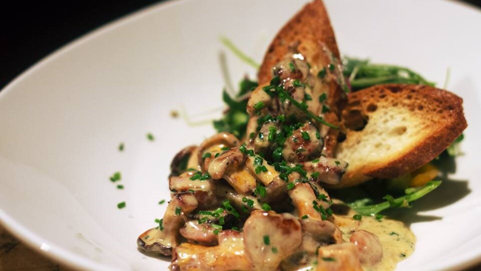 Assiette de champignons, croûtons, salade et fines herbes préparée par Jean-Sébastien Sicard du restaurant Chez Mathilde à Tadoussac