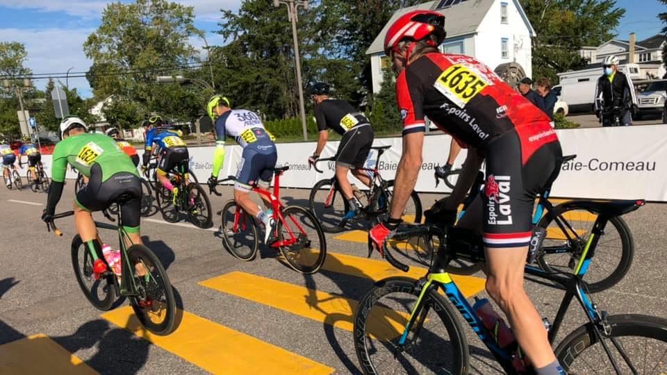 Des cyclistes lors d'une course des Championnats québécois de cyclisme à Baie-Comeau.