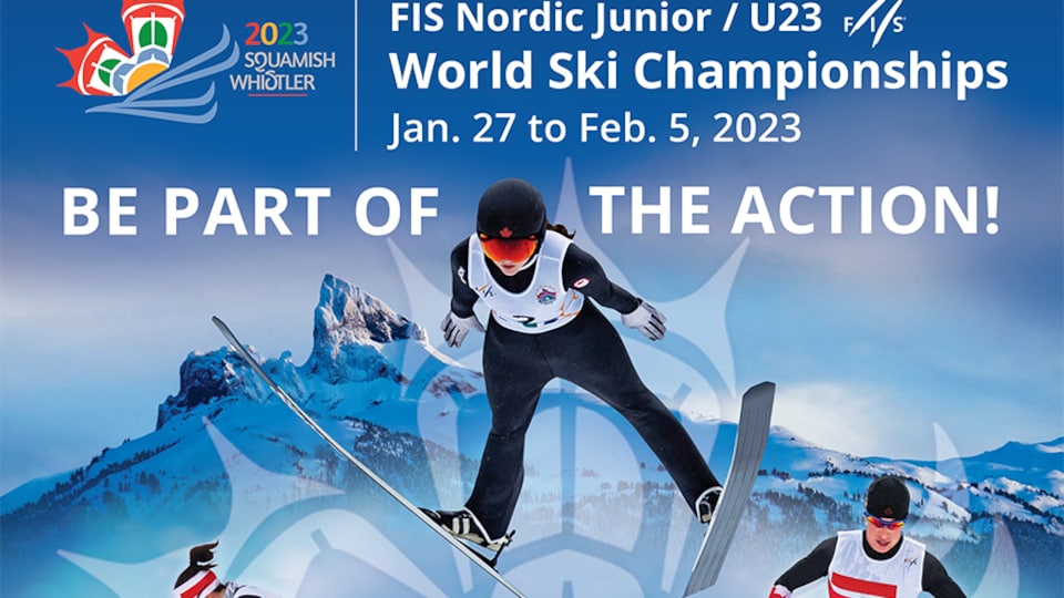 Trois athlètes de ski de fond et de saut à ski se détachent sur fond de montagnes enneigées sur l'affiche des championnats du monde de ski nordique junior