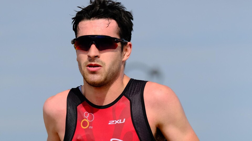 Charles Paquet en train de courir sur une piste.