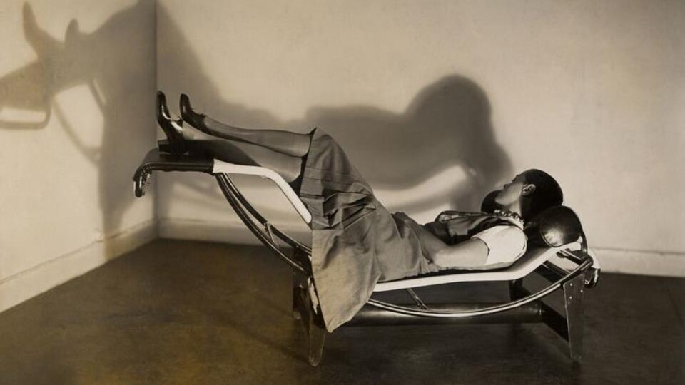 Une femme est couchée sur une chaise longue.