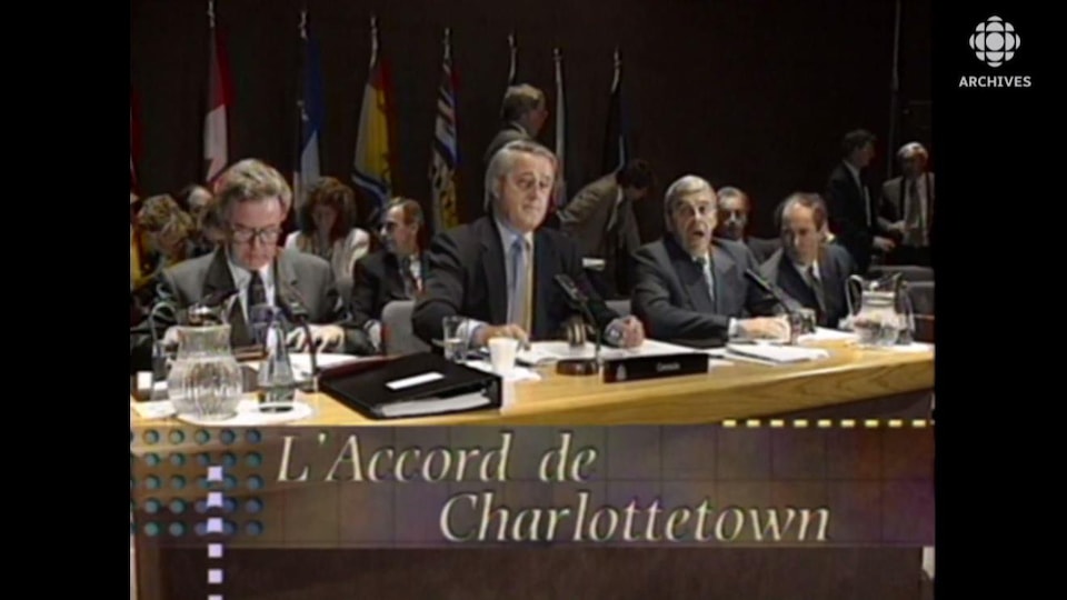 Brian Mulroney, assisté de Joe Clark, préside à la conférence qui a mené à l'adoption de l'accord de Charlottetown. 