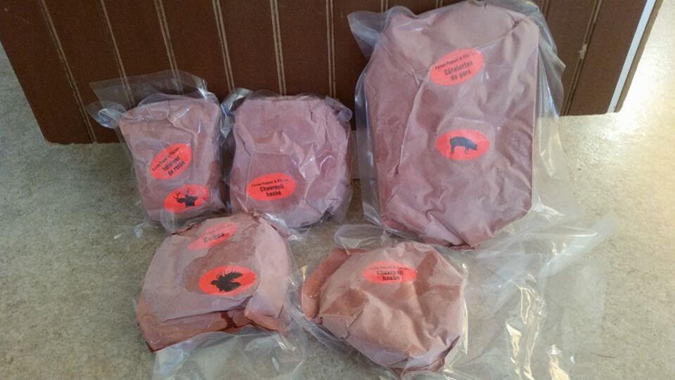 Cinq sacs de viande prêts pour la congélation.