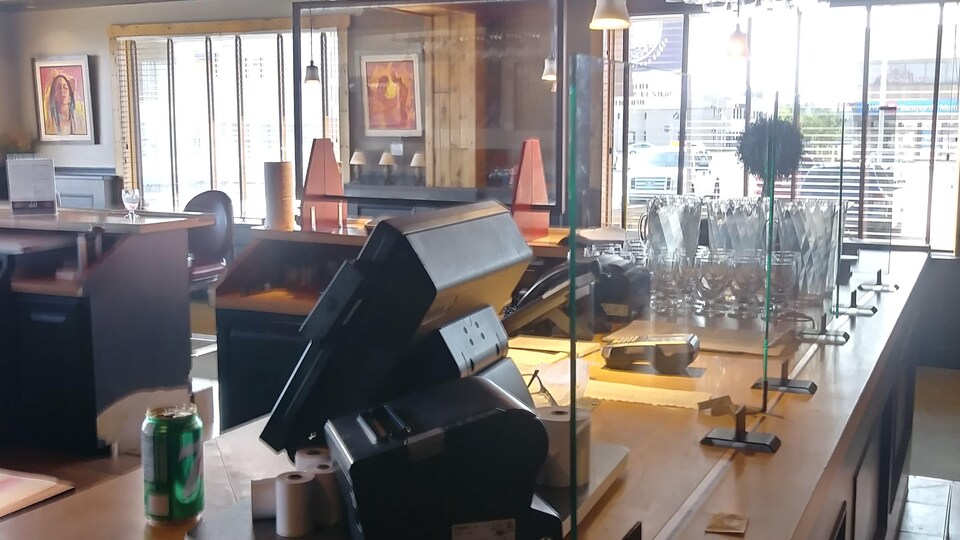 Des plexiglas sont installés à l'intérieur du restaurant-bar Chez Omer à Sept-Îles.