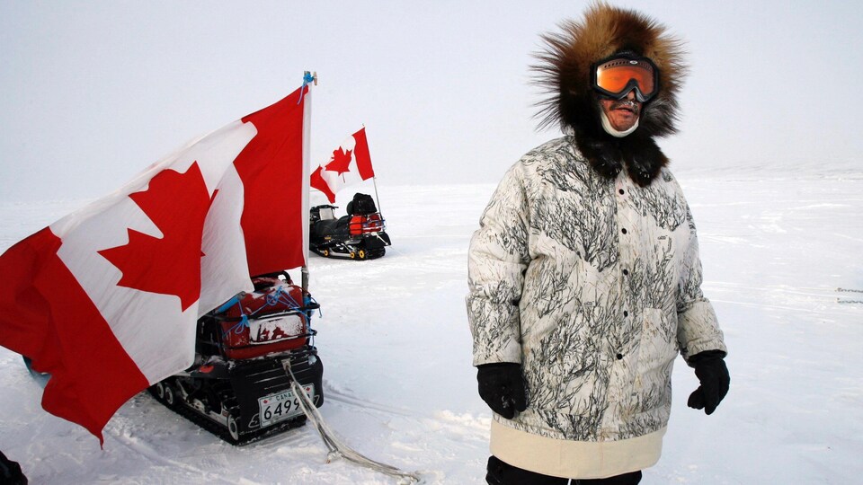 Une image montre un ranger canadien lors d'une patrouille de souveraineté sur l'île d'Ellesmere. au Nunavut. 