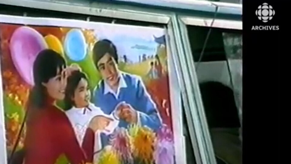 Image de propagande du gouvernement chinois qui fait la promotion de la politique de l'enfant unique. On voit un couple avec une petite fille entourés de fleurs et de ballons.