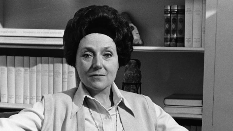 Ludmilla Chiriaeff assise dans un canapé en 1976.