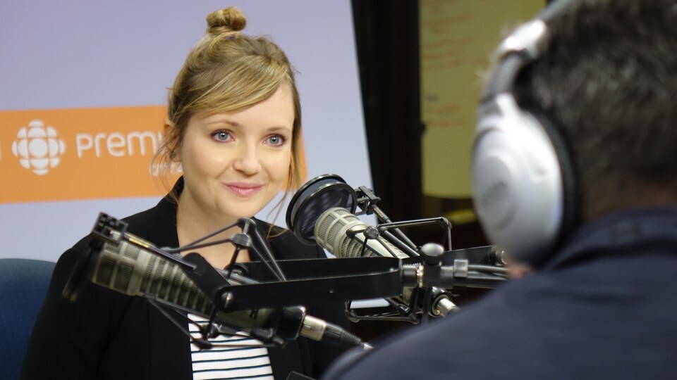 Chloé Varin en entrevue à la radio.
