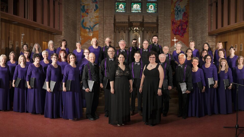 Un groupe de chanteurs rassemblés dans une église