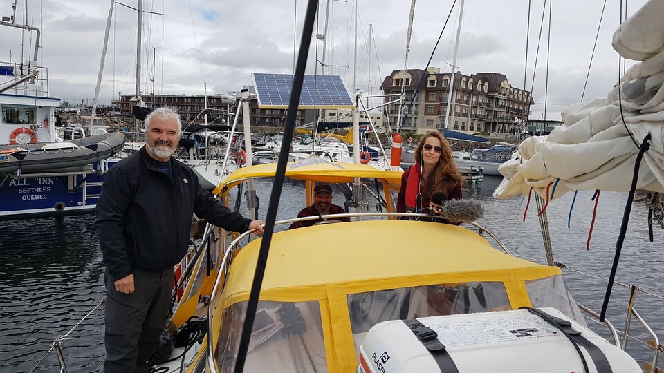 Charles Kavanagh, capitaine, Christian Morrissette, apprenti-capitaine et Bis Petitpas, animatrice sur le voilier Happy song