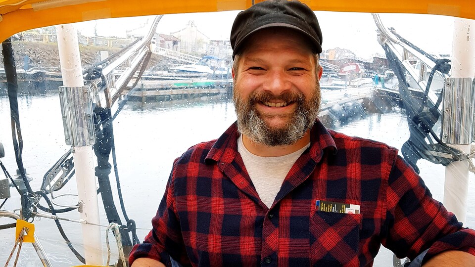 Christian Morrissette, à bord de son voilier Happy Song, dans la marina de Sept-Îles
