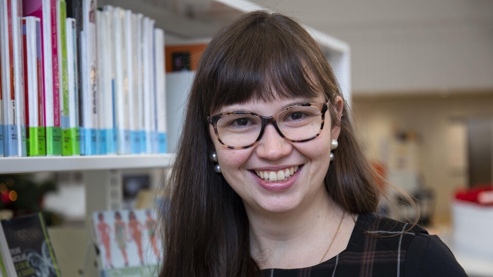 Christiane Vadnais dans un bibliothèque.