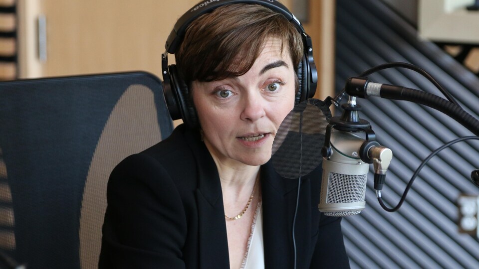 Christine Fréchette en entrevue dans un studio de radio. 