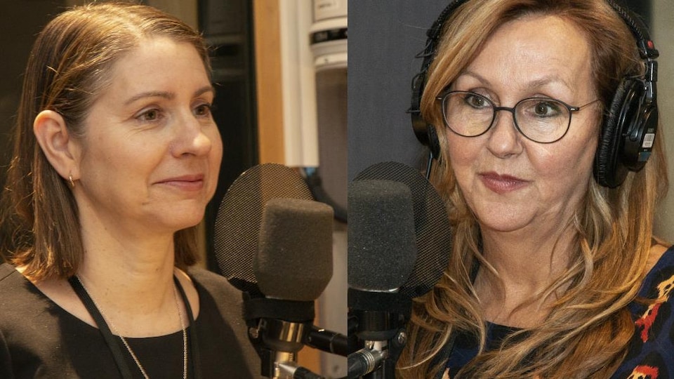 Les deux femmes sont prises côte à côte et regardent l'animateur.