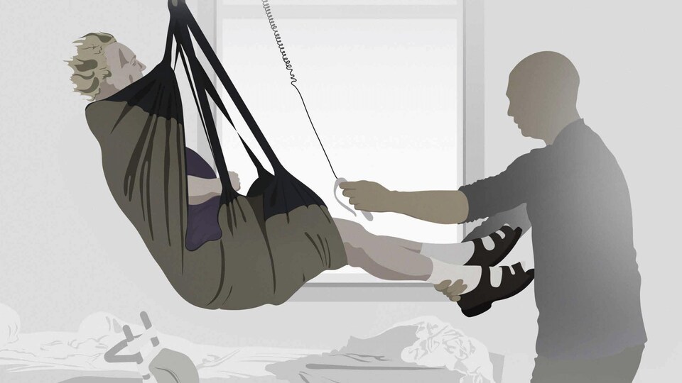 Affiche qui représente un travailleur en CHSLD qui déplace une personne de sa chaise roulante vers son lit.