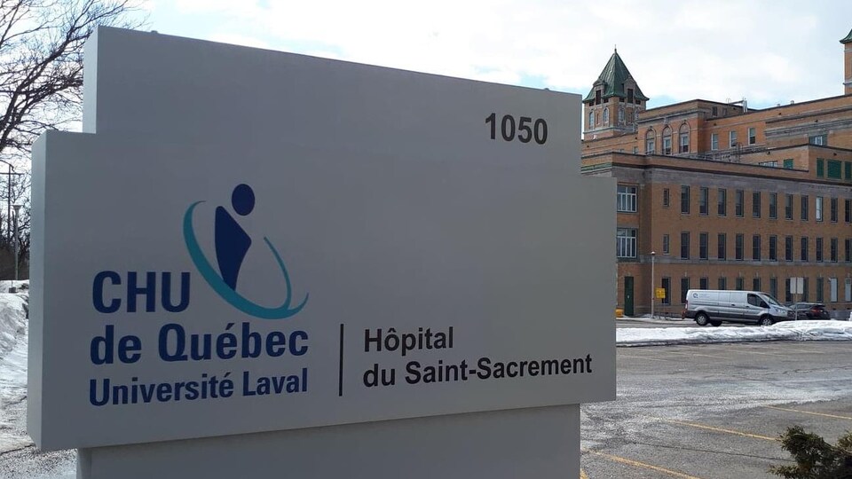 Une enseigne de l'Hôpital du Saint-Sacrement et du CHU de Québec-Université Laval en hiver.