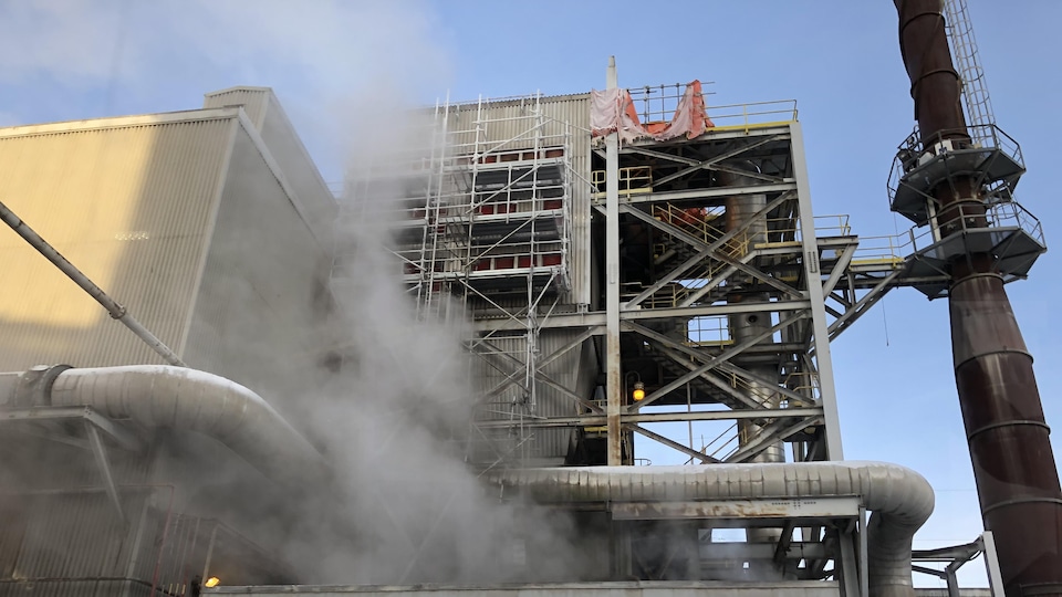 De la fumée s'échappe d'une conduite de la cimenterie.