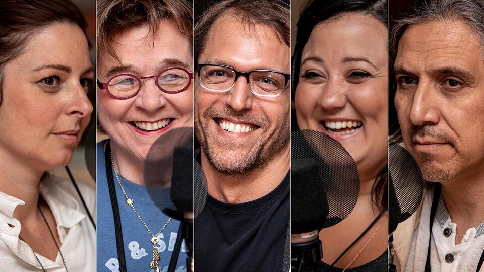 Ils sourient à la caméra.