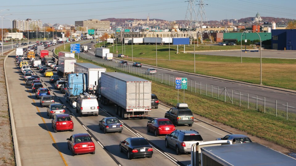 Une autoroute bondée de véhicules.