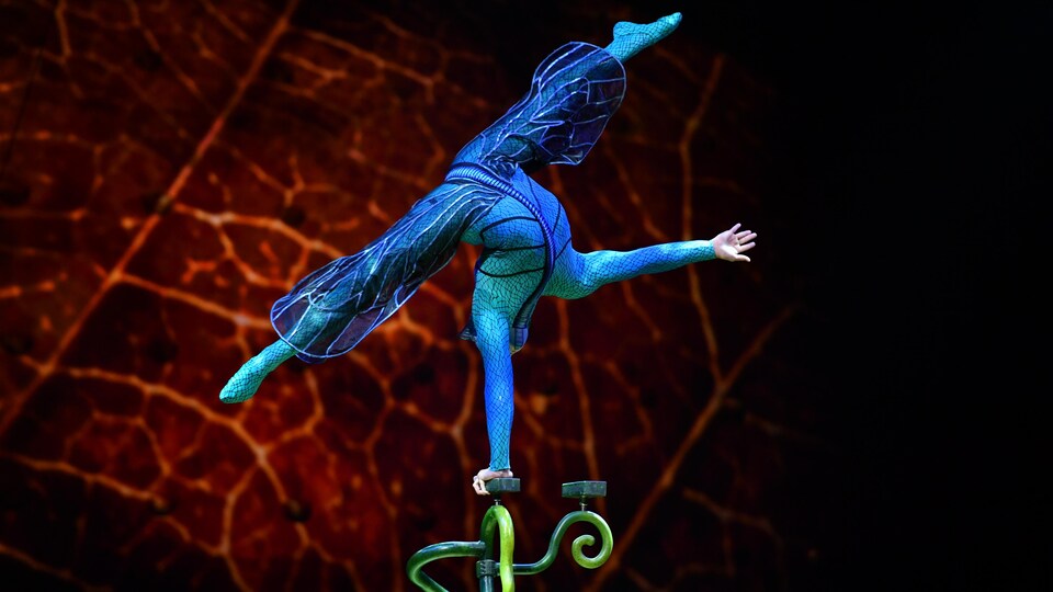Un acrobate du Cirque du Soleil.