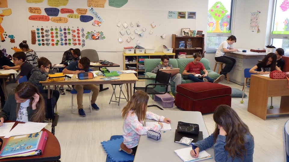 Classe de 6e année de l’école Boisvert à Baie-Comeau qui expérimente le concept de classe flexible ou classe multipositions.