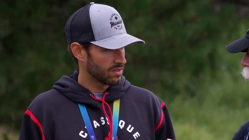 Dominic Thibault portant un casquette.