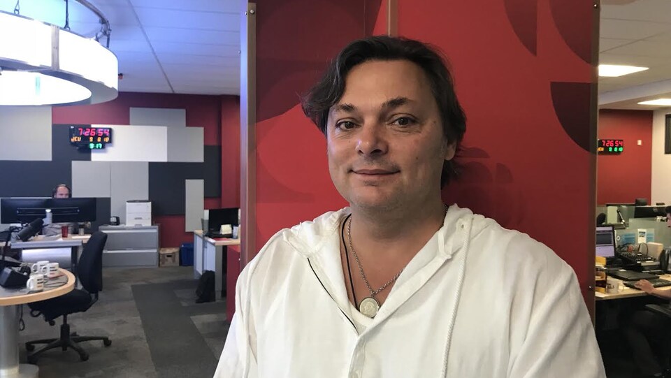 Claude André, auteur et professeur en sciences politiques.