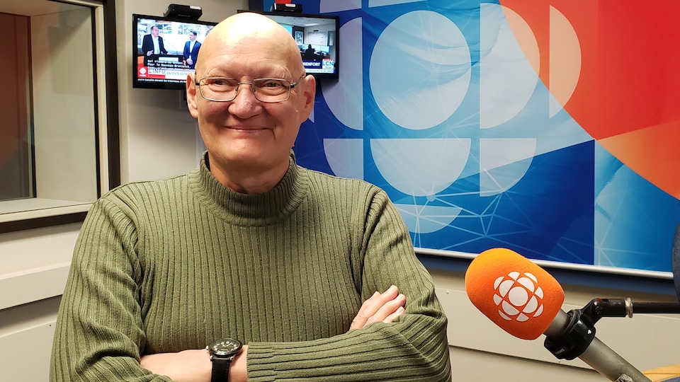Claude Villeneuve en studio face à la caméra