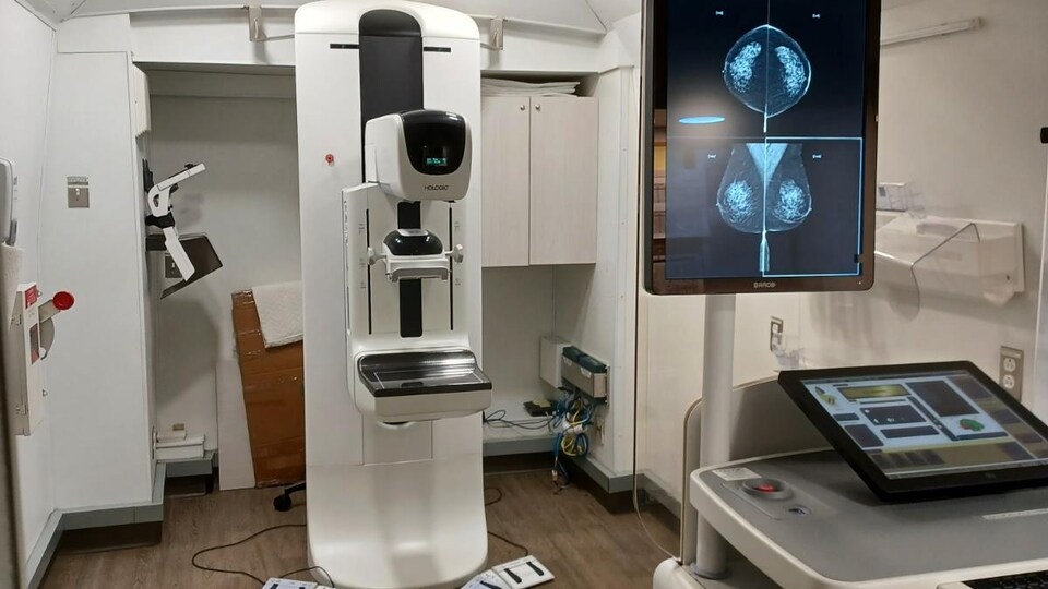 Salle d'examen de la clinique de mammographie avec équipements médicaux.