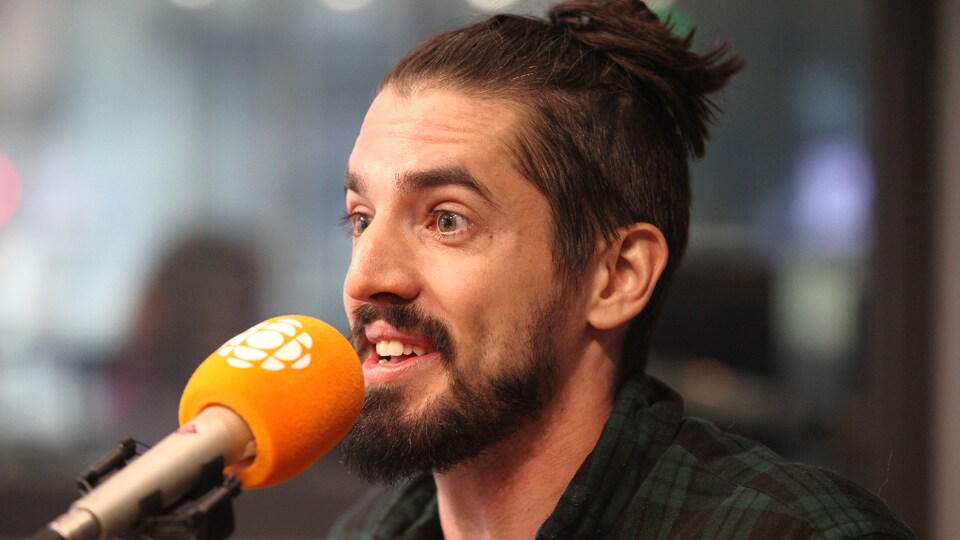 Guillaume Vermette au micro.