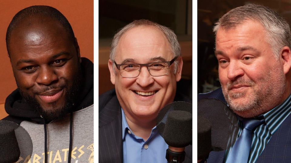 Trois hommes bâtis sourient devant un micro dans un studio de radio.