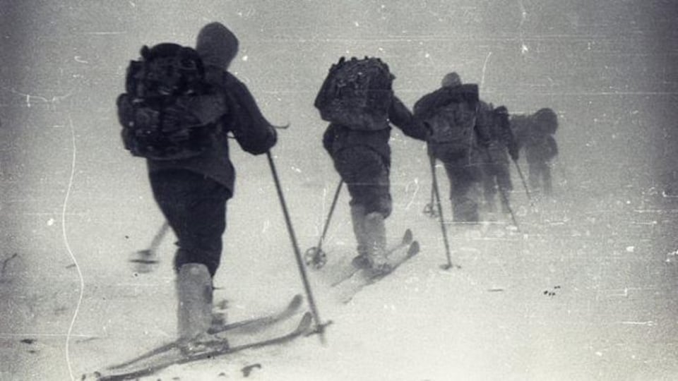 Des skieurs dans la neige en randonnée.