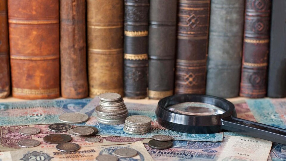 Une collection d'argent et de livres.