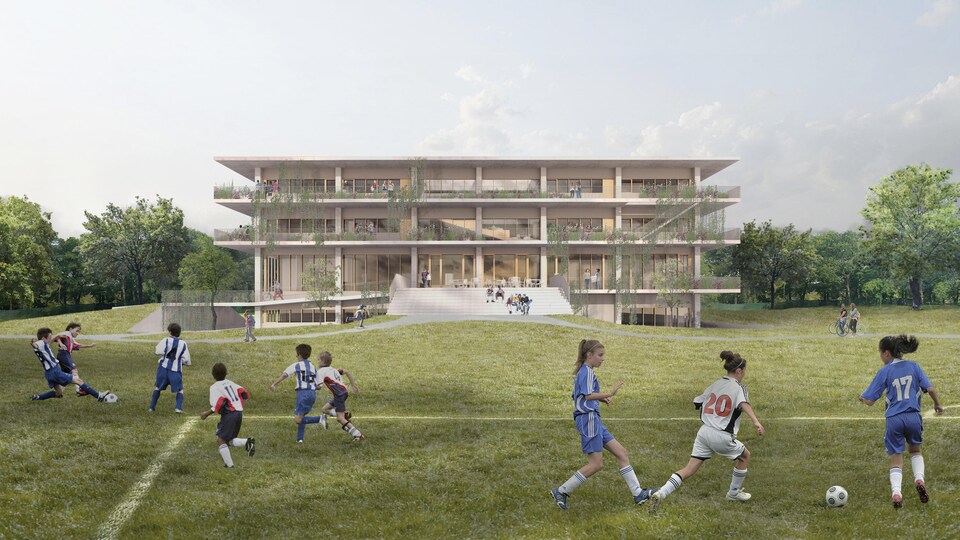 Dessin d'un grand bâtiment de quatre étages au milieu d'un terrain sur lequel des enfants jouent au soccer.