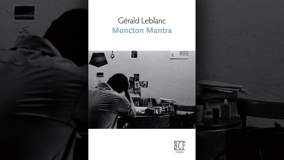 La couverture du livre Mantra montre un homme de dos à son bureau en noir en blanc. 