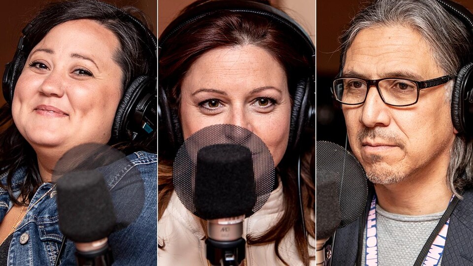 Ils sourient au micro.