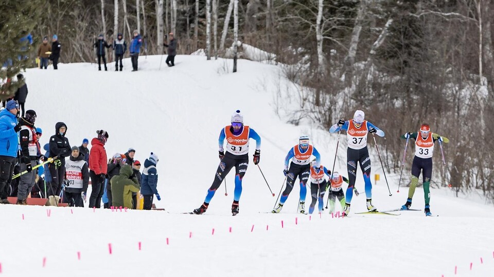 Olivia Bouffard Nesbitt, Anne Stuart, Katie Weaver et Marielle Ackerman font un sprint durant une compétition de ski de fond à Thunder Bay.