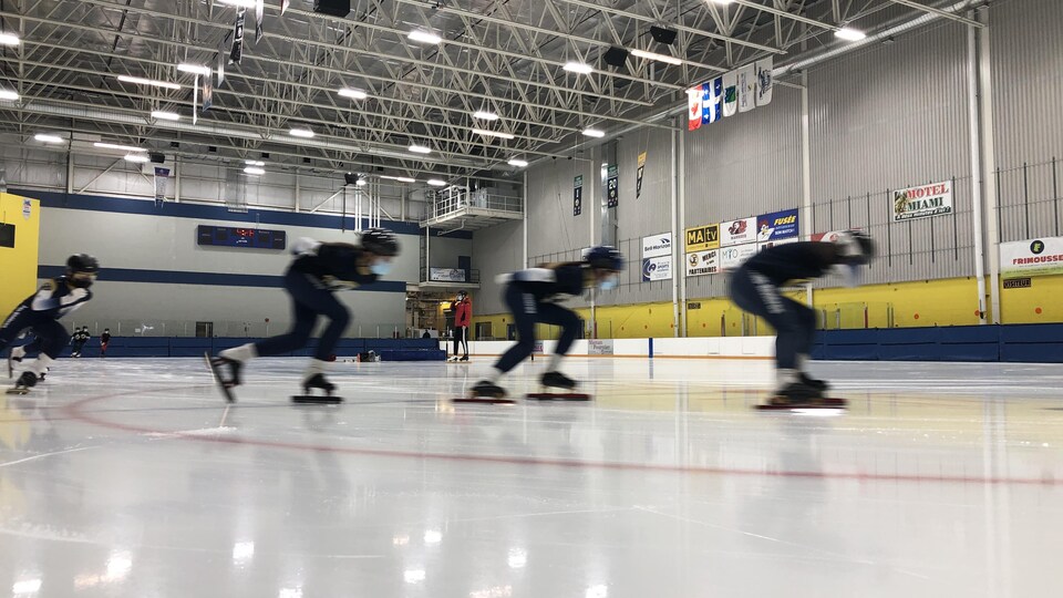 Des patineurs s'entraînent sur une glace.