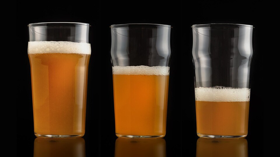 Trois verres de bière avec des niveaux variés.