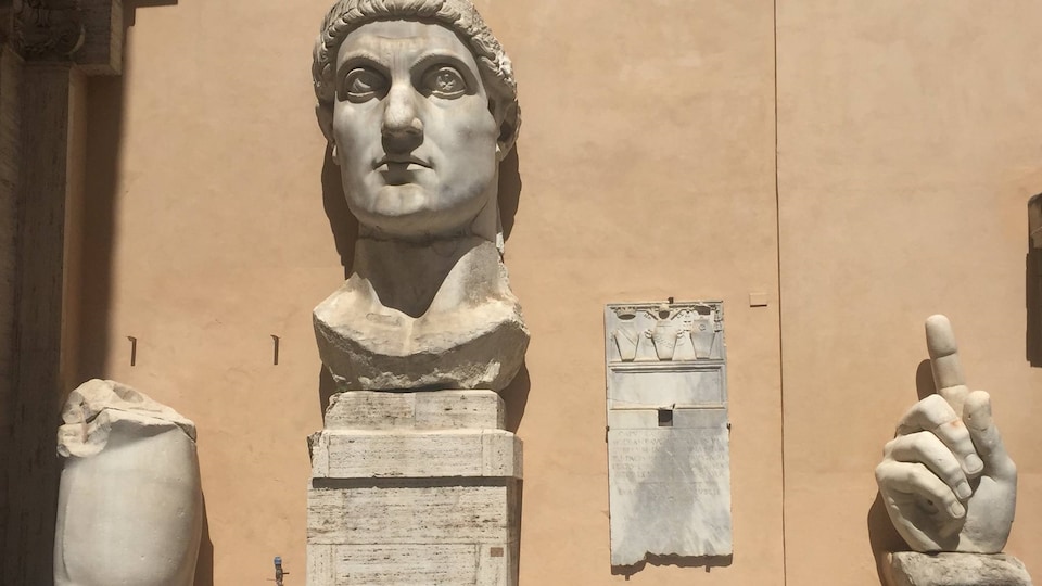 Les impressionnants vestiges du colosse de Constantin, conservés aux Musées capitolins de Rome