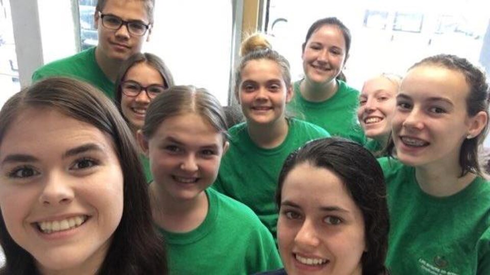Un groupe de jeunes posent pour une photo.
