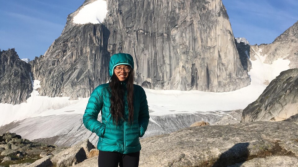 Coralie Dumais, copropriétaire d'Attitude Nordique à Baie-Comeau, dans les montagnes, en hiver
