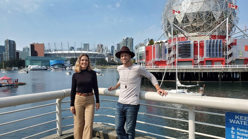Évelyne et Corey devant les installations olympiques de Vancouver.