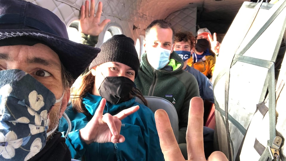 L'équipe qui effectuera la corvée et descente annuelle de la rivière Magpie 2020, dans un hydravion.