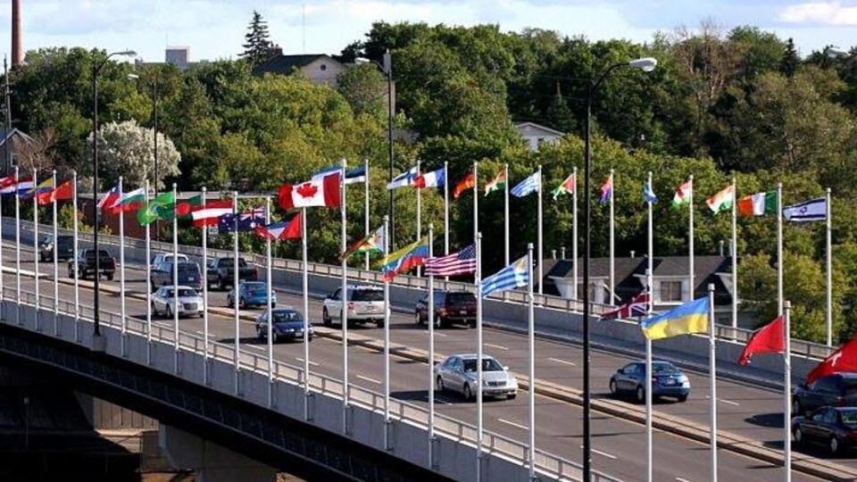Le pont des nations de Sudbury est décoré de plusieurs drapeaux qui représentent sa communauté immigrante.
